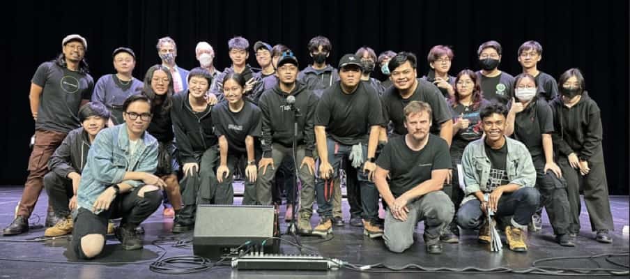 Group photo of crew members who worked in the project